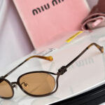 ⁦MIU MIU SMU 58Y Sunglasses⁩ – תמונה ⁦3⁩