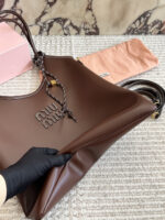 ⁦תיק MIU MIU Tote⁩ – תמונה ⁦4⁩