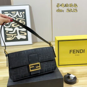 תיק FENDI Baguette
