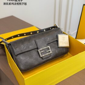 תיק FENDI Baguette