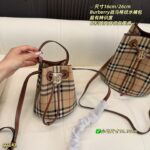 ⁦תיק BURBERRY Bucket⁩ – תמונה ⁦3⁩