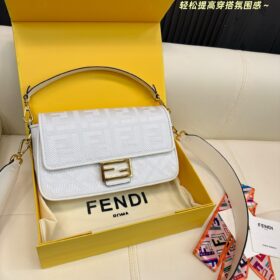 תיק FENDI Baguette