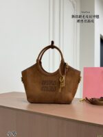 ⁦תיק MIU MIU Tote⁩ – תמונה ⁦4⁩