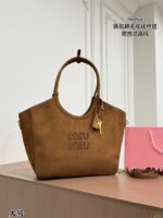 ⁦תיק MIU MIU Tote⁩ – תמונה ⁦5⁩