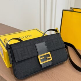 תיק FENDI Baguette